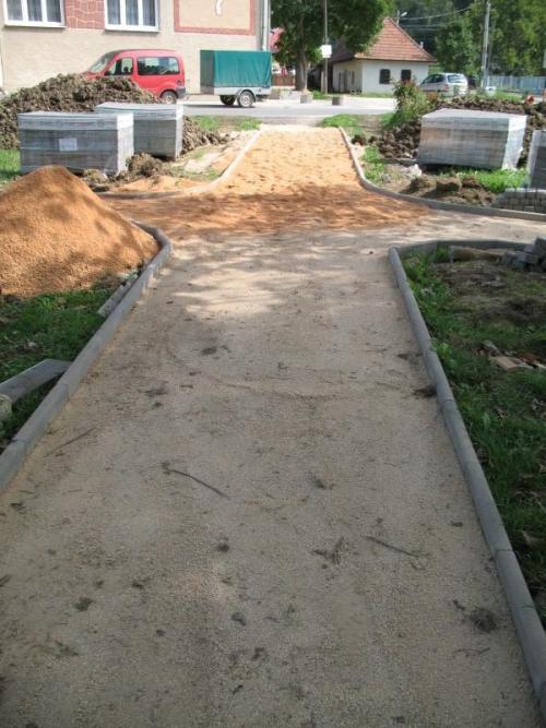 Chodníky v parku - Program obnovy dediny 2015